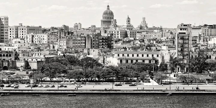 Havana's Timeless Beauty – A Black & White Tribute