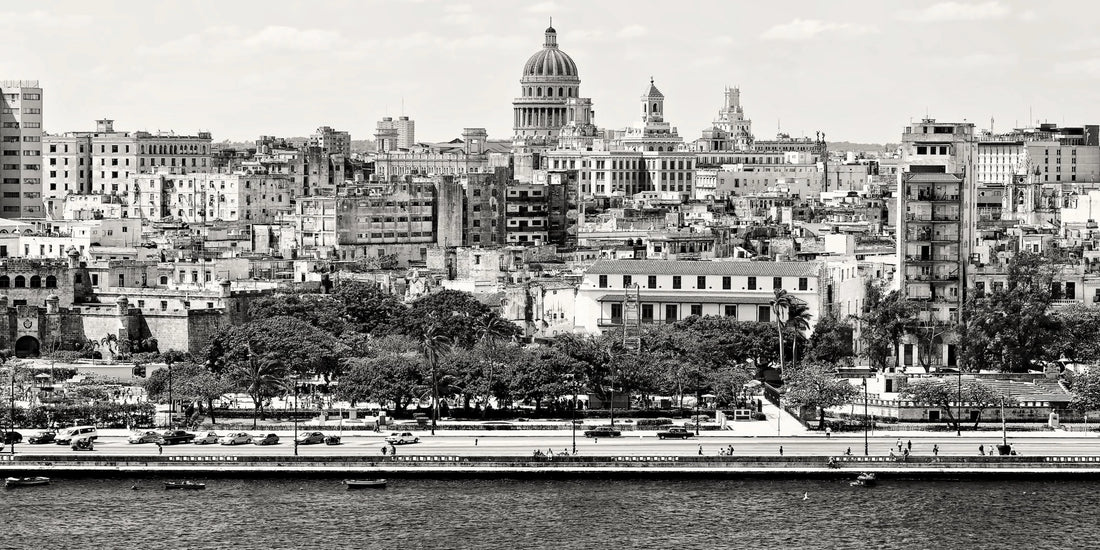 Havana's Timeless Beauty – A Black & White Tribute