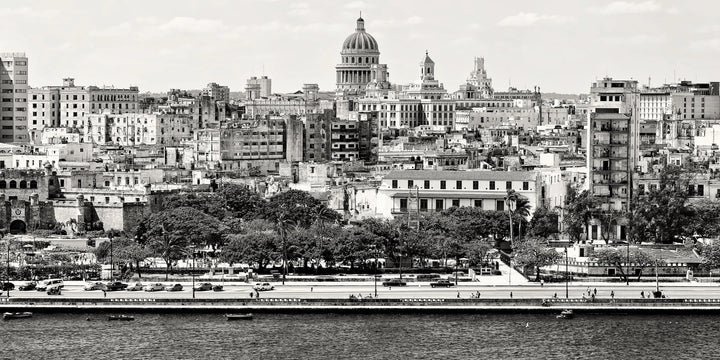 Havana's Timeless Beauty – A Black & White Tribute